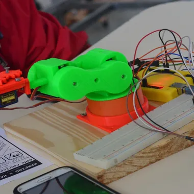 Brazo robótico impreso en 3D conectado a una placa Arduino