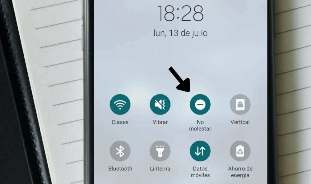 Captura del panel de accesos rápidos del celular con el ícono de no interrumpir señalado