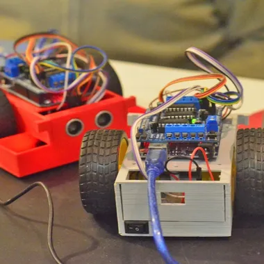 Robots autónomos con sensores ultrasónicos armados por estudiantes de robótica