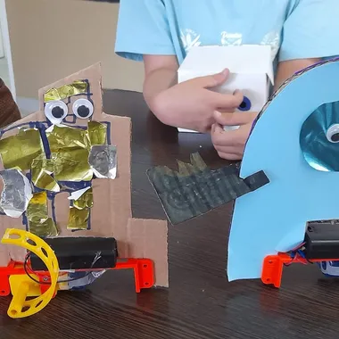 Robots creativos hechos con cartón y materiales reciclados por chicos del taller de robótica